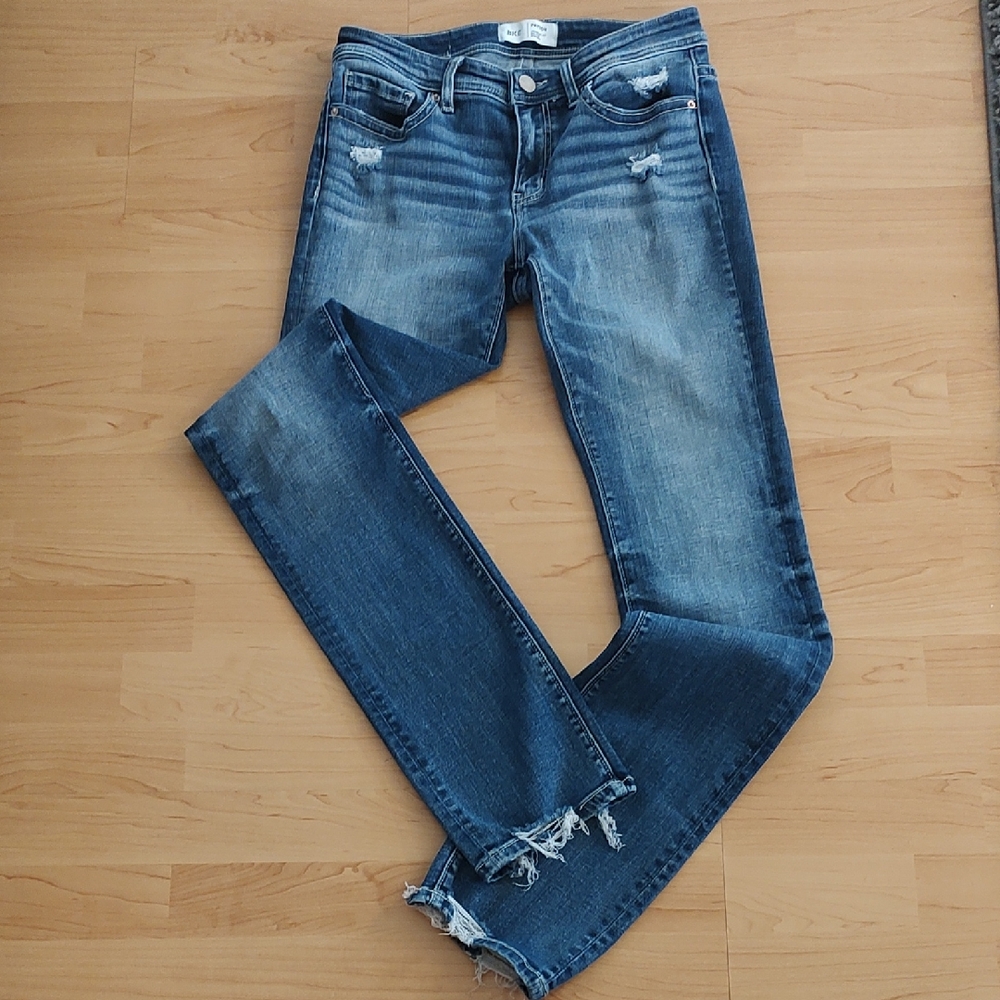 BKE Women's Straight Leg Jeans in Medium Blue Wash with Frayed Hem